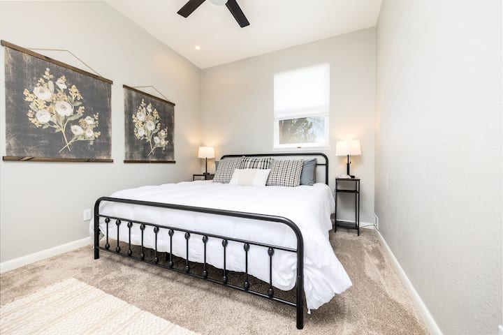 ห้องนอนเตียงคิงไซส์หลังที่