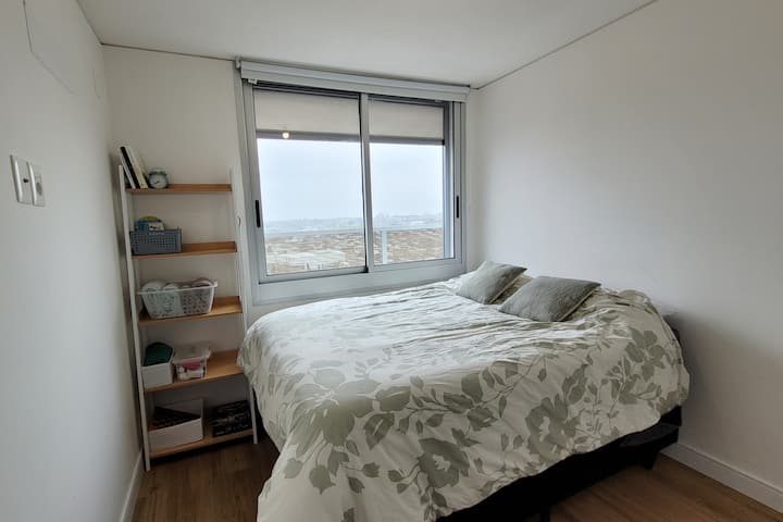 Chumba cha kulala kilicho na mwonekano wa jiji