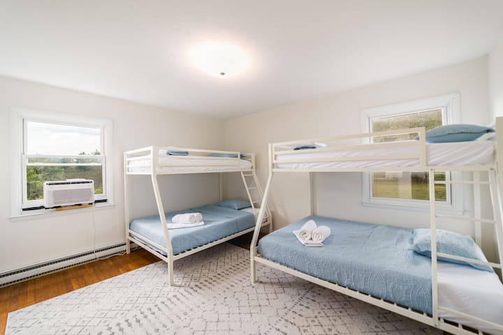 Dormitorio #4 camas individuales sobre literas de tamaño completo