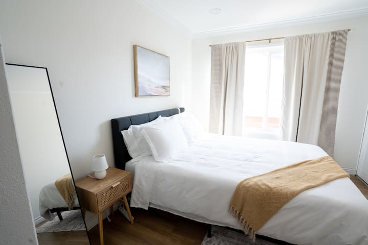 Dormitorio2 con cama tamaño queen y armario