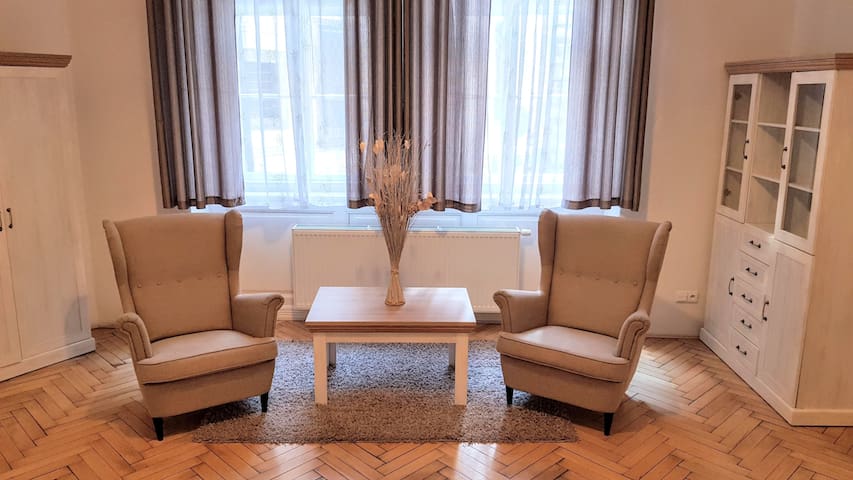 3 BDR, 165 m2, facing Tyn Church gallery image 3