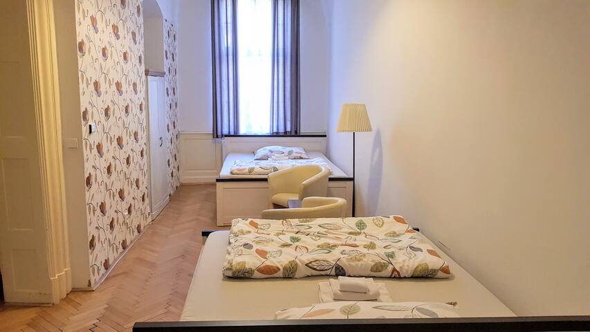 3 BDR, 165 m2, facing Tyn Church gallery image 2