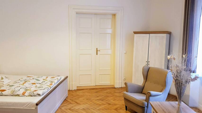 3 BDR, 165 m2, facing Tyn Church gallery image 4