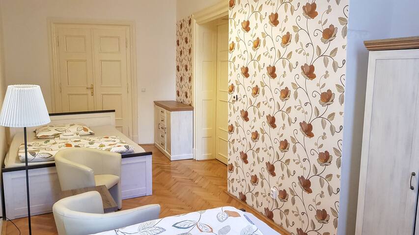 3 BDR, 165 m2, facing Tyn Church