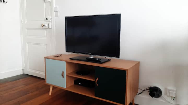 Televízor na vás čaká v obývacej izbe vďaka televíznemu dekodéru a skrinke.:-)
A prekvapenie! V tomto kúsku nábytku sú stolové hry skryté!:-)

Dvere, ktoré vidíte, vás vedú k odpočívadlu.