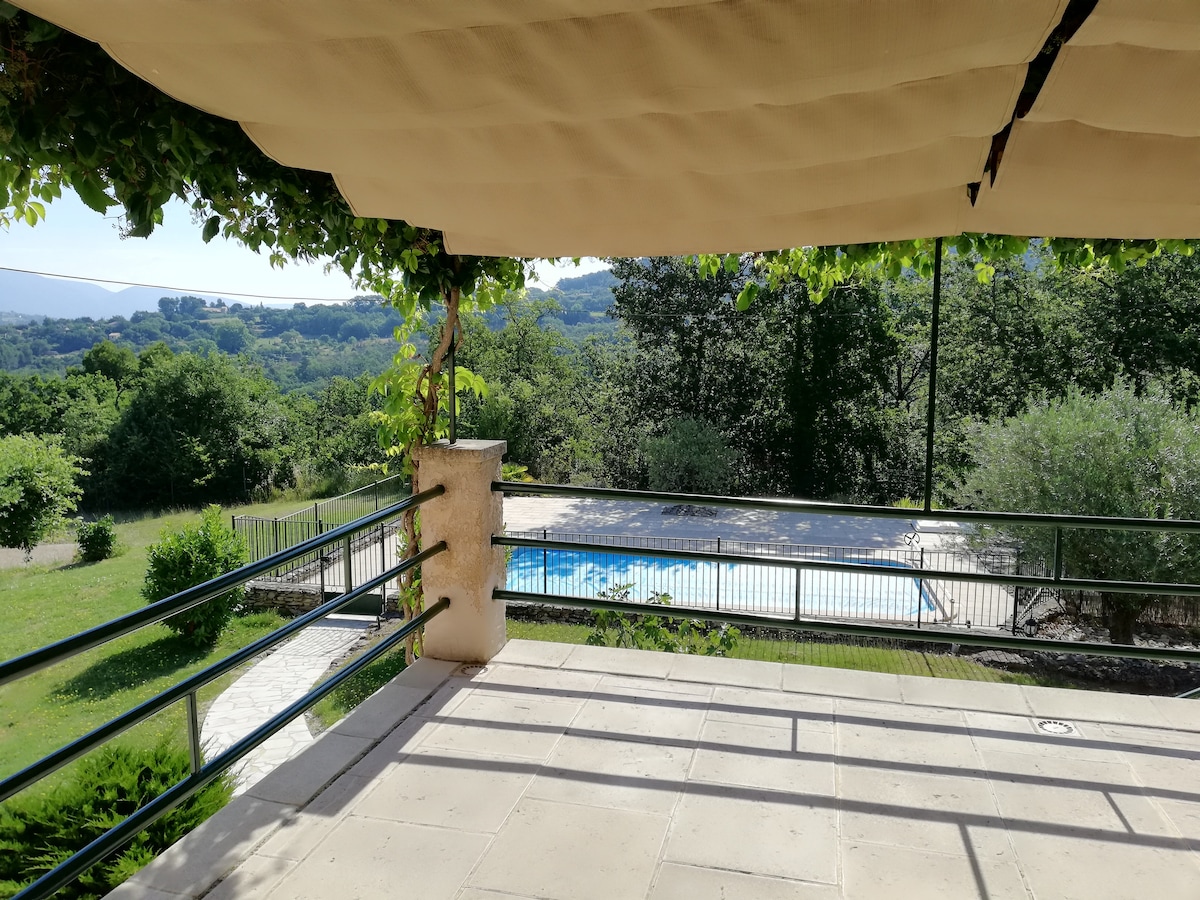 Annonce Airbnb populaire: Villa with view, large garden, heated pool à Apt