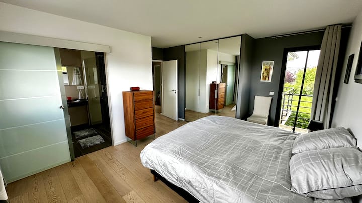 Dhoma e gjumit 2 lart me dhomë dushi