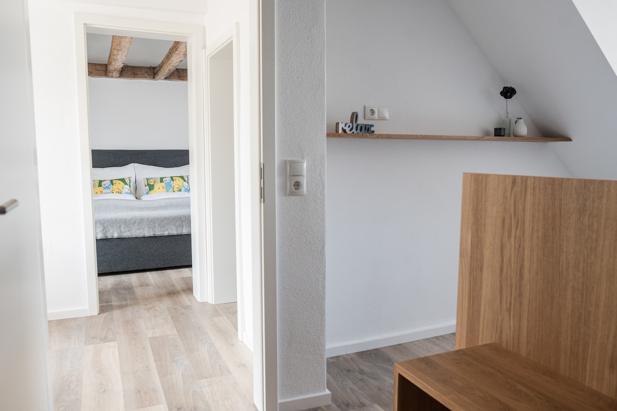 บันไดพร้อมทางเดินจากที่นี่คุณสามารถเข้าถึงทั้งสองห้องนอน