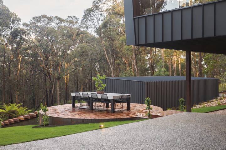 Luxurious Modern Home gallery image 2