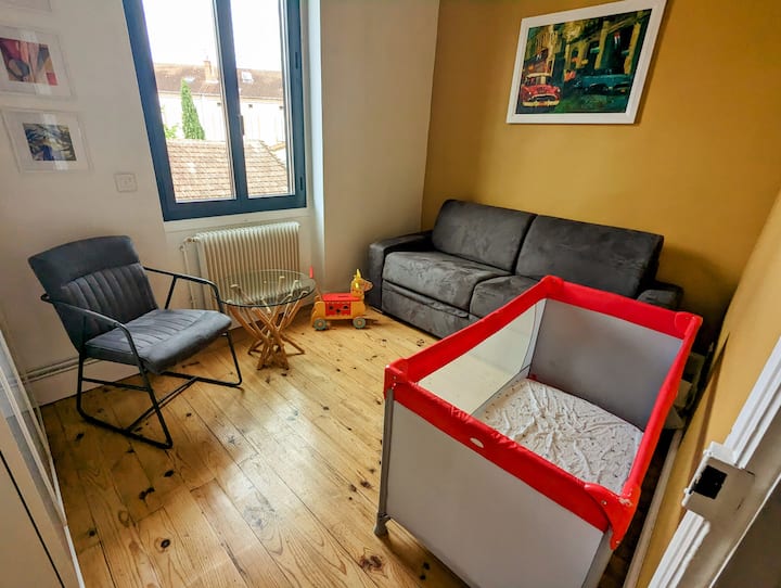 спалня 3: Много удобен разтегателен диван 140 см