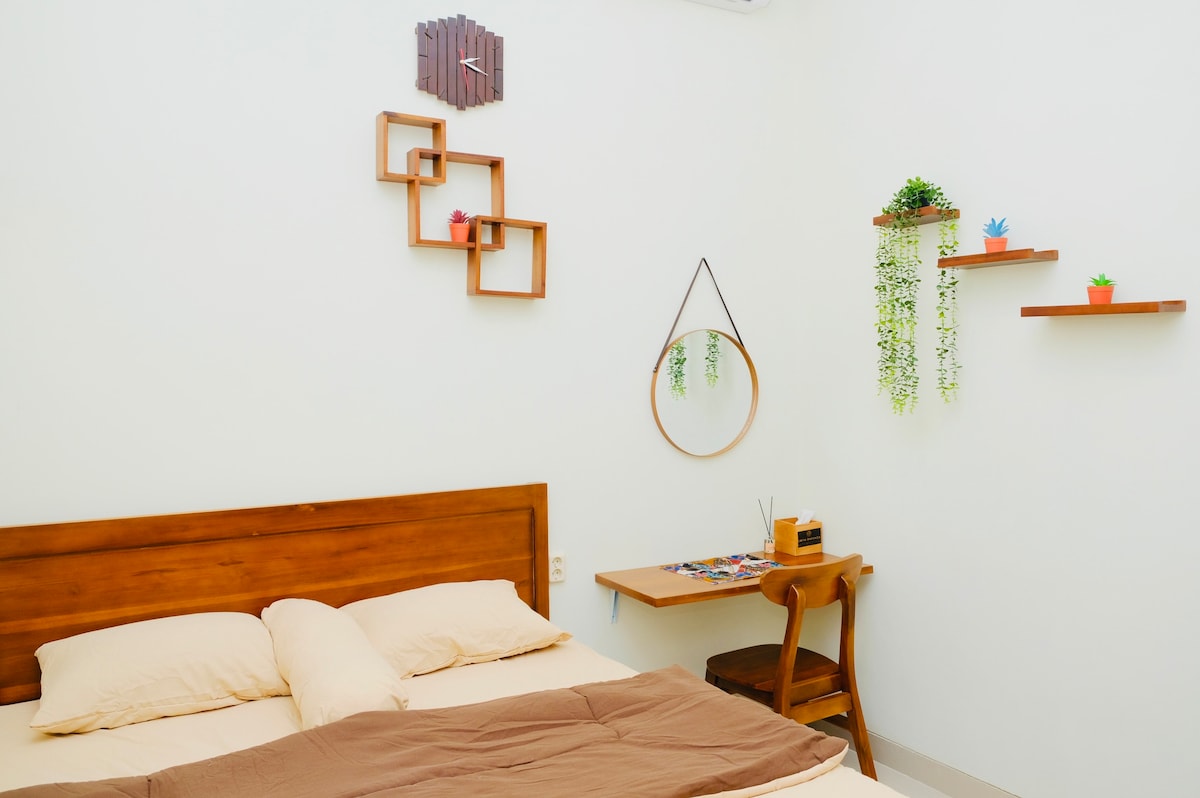 Vybavenie spálne:

• Veľkosť postele PxL (2 x 1,6) m
• 2 bantal 1 Guling
• Plne klimatizované
• 2 osušky pre dospelých
• Balíček s prístelkou k dispozícii *