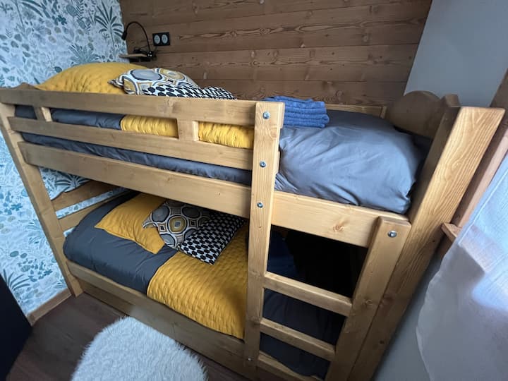 غرفة "زاوية جبلية" للأطفال مع 80/190 سريرًا بطابقين، وأدراج تخزين، وسخان، ونافذة مع ستارة ومصراع. (الغرفة غير مناسبة للبالغين والرضع)