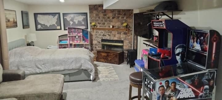 Nintendo Switch有几款游戏，有几款街机游戏，芭比娃娃梦幻屋（ Barbie Dreamhouse ）有几个娃娃和装备，还有其他随机玩具垃圾桶，还有一个装满茎玩具的衣柜，如乐高（ Legos ）、林肯原木（ Lincoln Logs ）、遥控汽车等。