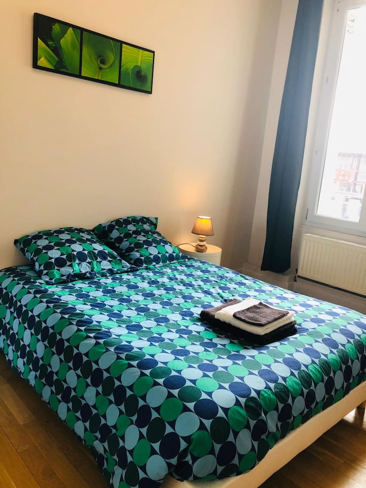 Dette er et af værelserne i boligen. Gæsterne kan nyde en behagelig dobbeltseng, opbevaringsplads til dit tøj og et lille skrivebord til arbejde.