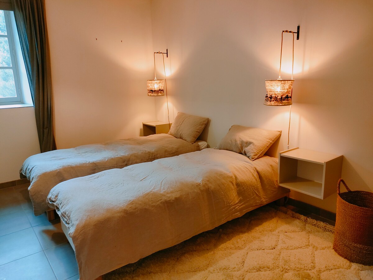 Საძინებელი 2 (2 ერთადგილიანი ან 1 ორადგილიანი საწოლი)