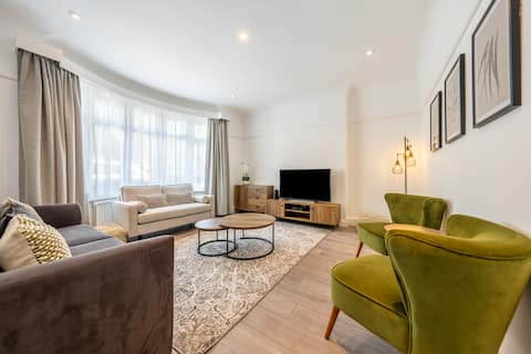 Luxuriously Remodelled, Spacious Detached House.