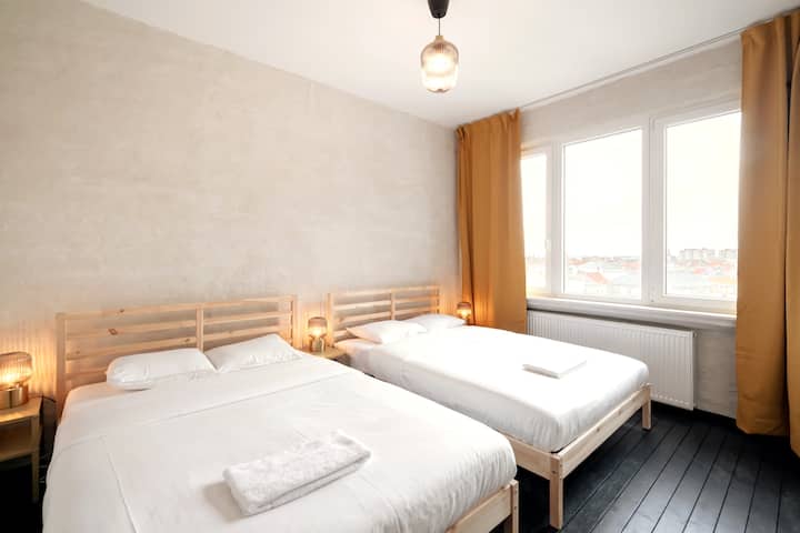 - Spálňa s oddelenými posteľami v apartmáne v Antverpách
- Pohodlné oddelené postele
- Svetlé a vzdušné veľké okná s vonkajším výhľadom
