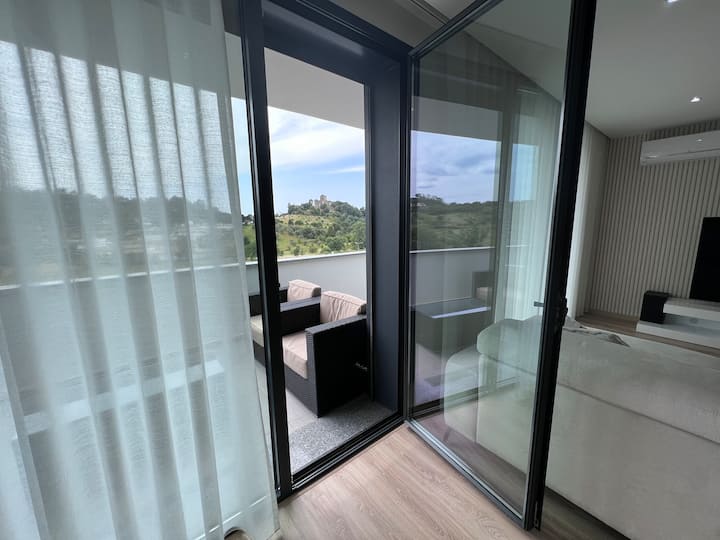 Pogled na dvorac iz dnevnog boravka