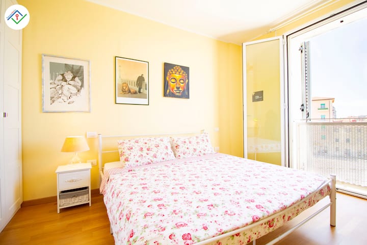 Segundo dormitorio con cama matrimonial.

Segundo dormitorio con cama matrimonial