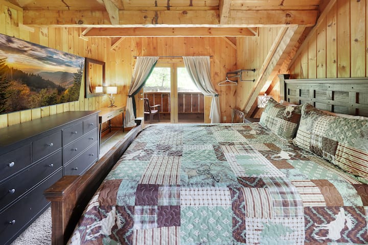 Საჭიროებისამებრ, დიდი ტელევიზორი და კუთხის დისტანციური სამუშაო სივრცე.