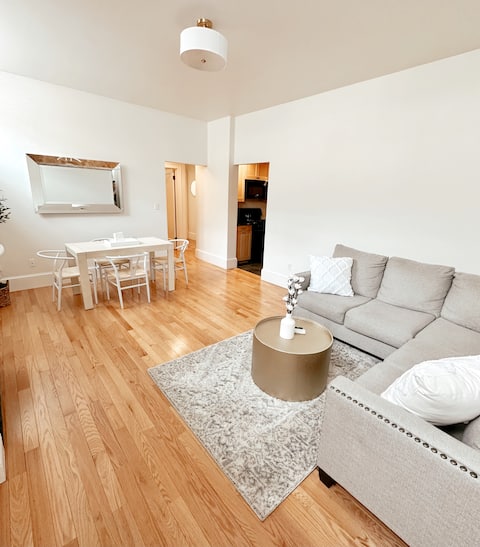 Popular Airbnb listing: Charming 2 Bedroom on Broadway with Full Kitchen in Albany / Schenectady / Troy