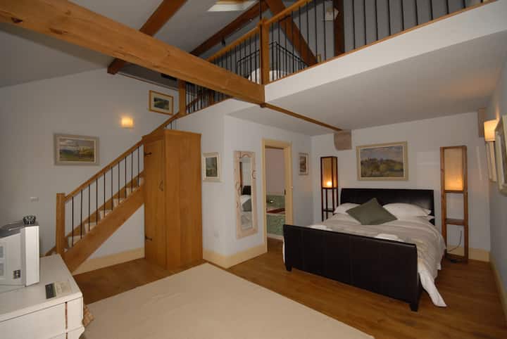 Dormitorio 1 con escalones al altillo con 2 camas más.