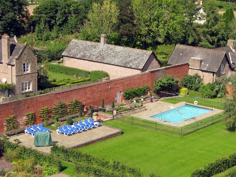 Huge Victorian house with pool - The Colloquy