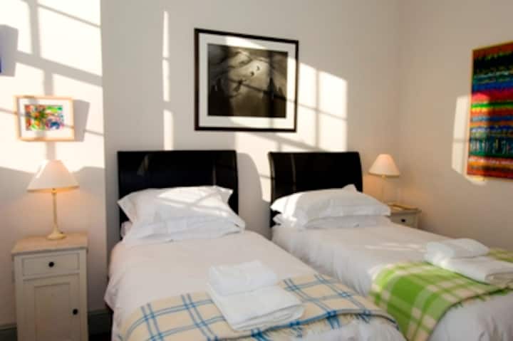 Dormitorio 3: una acogedora cama doble con baño privado y ducha.