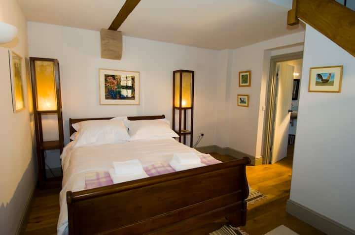 Dormitorio 2 que tiene un enorme baño privado.