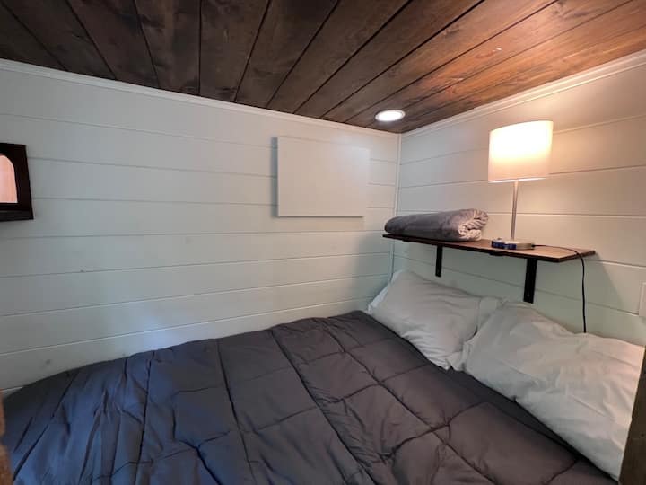 Chumba kikuu cha kulala chenye mlango wa kuteleza, kitanda aina ya queen