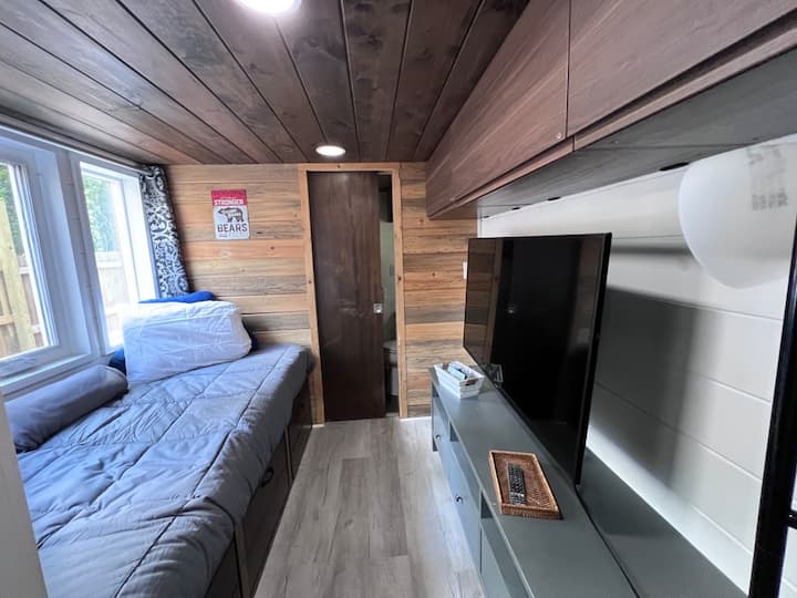 Chumba cha televisheni kilicho na kitanda cha mtu mmoja/eneo la kukaa