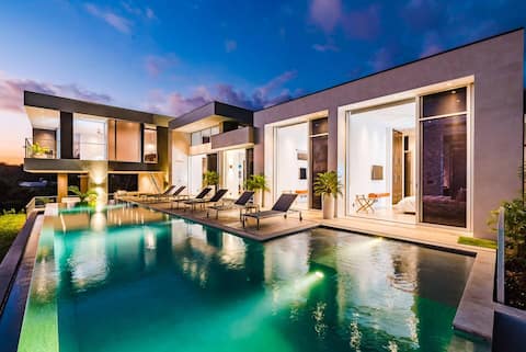 Luxury, Jungle Villa with Infinity Pool & Lounge