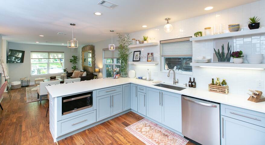 Aztec Abode – Central Modern 3 bed/3 bath {New} gallery image 2