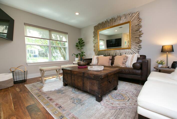 Aztec Abode – Central Modern 3 bed/3 bath {New} gallery image 4