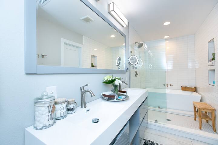 Aztec Abode – Central Modern 3 bed/3 bath {New} gallery image 5