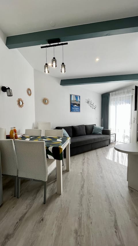 Top Airbnb: House in residence with pool, 300 m from beach in Saint Cyprien