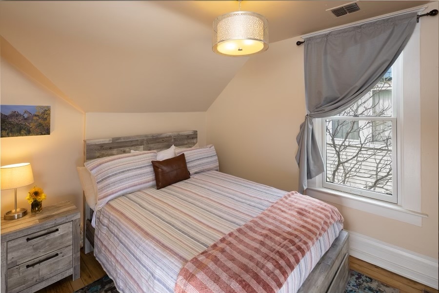 Chumba cha kulala cha 2 na kitanda cha malkia. 