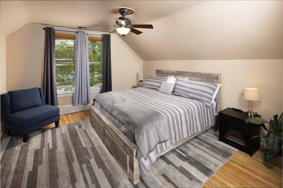 Chumba kikuu cha kulala chenye kitanda 1 cha King, runinga, kiti kidogo na kabati kubwa.  Meza ya pembeni ina bandari ya USB kwa ajili ya kuchaji. Matandiko mepesi ya majira ya kuchipua /majira ya joto yako tayari kwa ajili yako kupumzika baada ya jasura zako nyingi huko Missoula.  