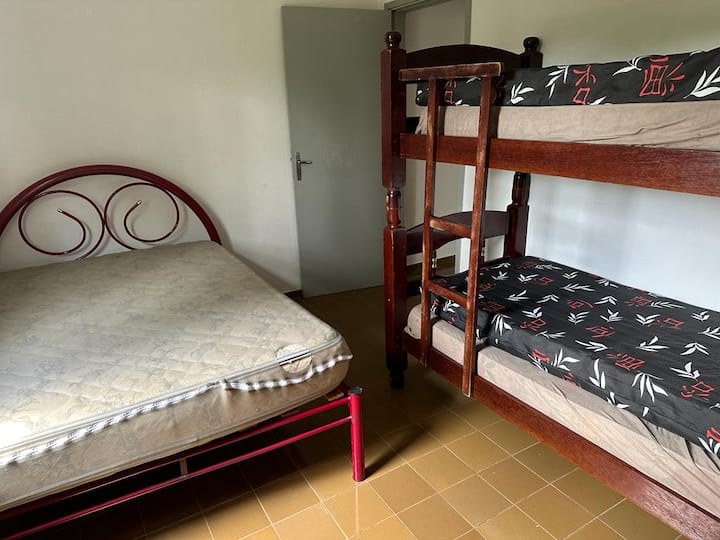 Საძინებელი - 1 საწოლიანი სახლი + ორსართულიანი საწოლი