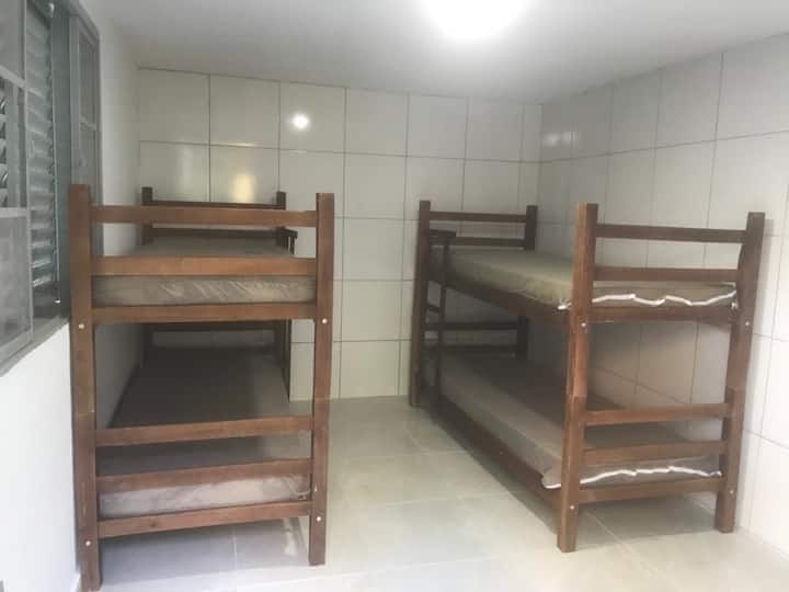 Საძინებელი 2 - 2 ორსართულიანი საწოლი - 1 ერთადგილიანი საწოლი (დამოუკიდებელი შესასვლელი)