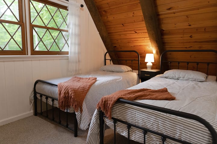 Нова спалня с 2 единични легла.