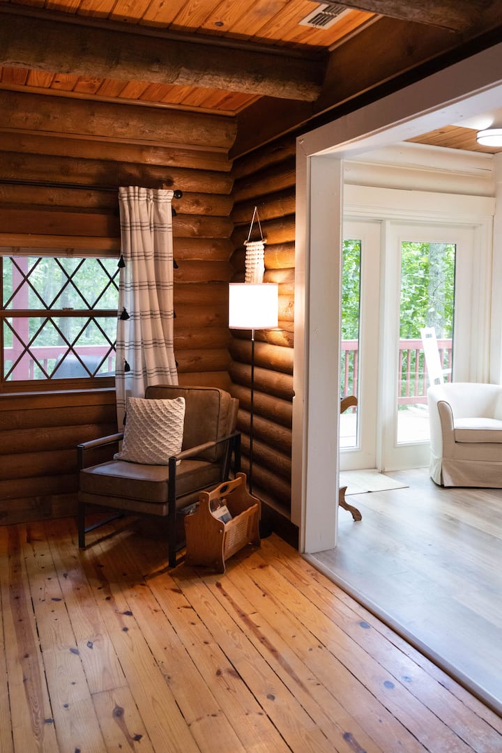 Нашият малък кът за четене.