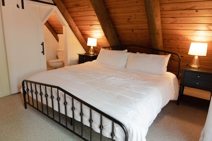 Капитанът разполага с двойно легло, тераса с огнище и малка баня с тоалетна.