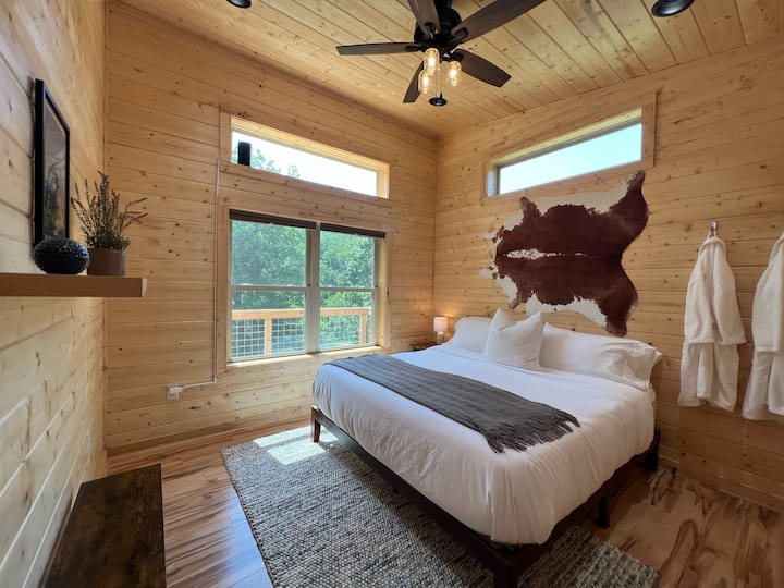 Segunda suite principal, con cama king size, cómodas sábanas, baño privado y toneladas de luz natural