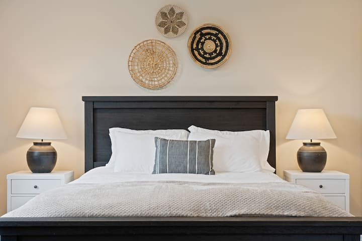 Спална соба бр. 2 со супер удобен брачен кревет (широк 150-179 см)!