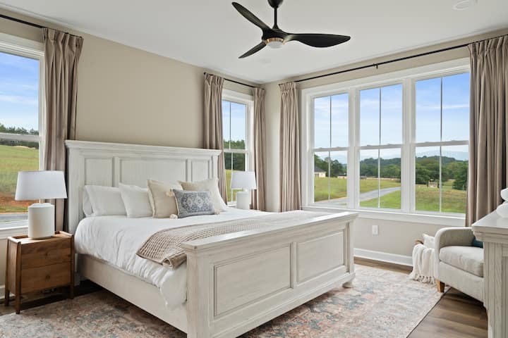 Основна спална соба со брачен кревет (широк 150-179 см), луксузни кадифени завеси за затемнување и сопствена бања. Да не го споменуваме прекрасниот поглед!