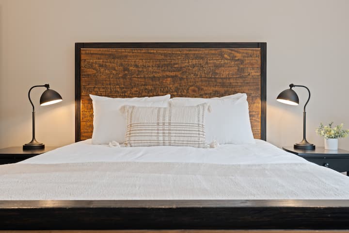 Спална соба бр. 1 на горниот кат со супер удобен брачен кревет (широк 150-179 см).