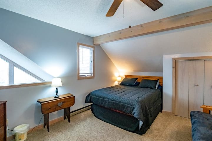 二楼阁楼卧室，可欣赏Timberline山的美景。 标准双人床，配有日式床垫，可供休息或提供额外睡眠。  