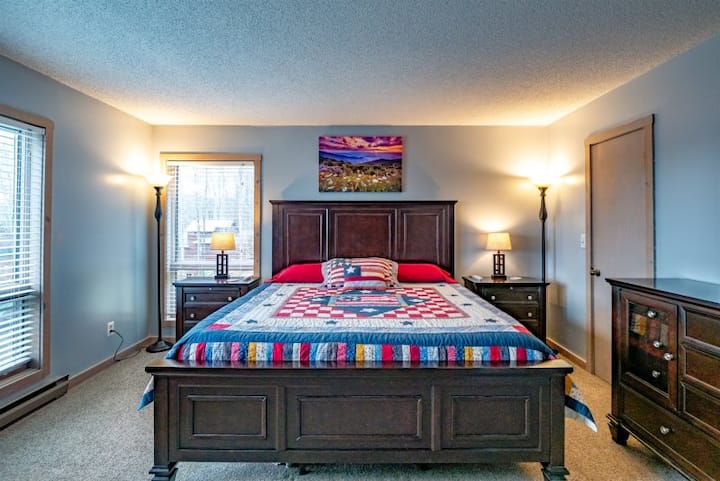 位于下层的主卧室，可欣赏木材线山景观和美丽的日出。 提供步入式衣柜和充足的储物空间。