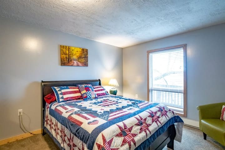 第二间卧室位于下层，可欣赏Timberline山的美景。